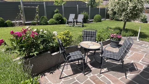 Garden, Seating area, Garden view, sunbed