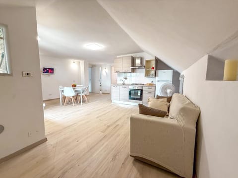 Kitchen or kitchenette, Seating area, Dining area