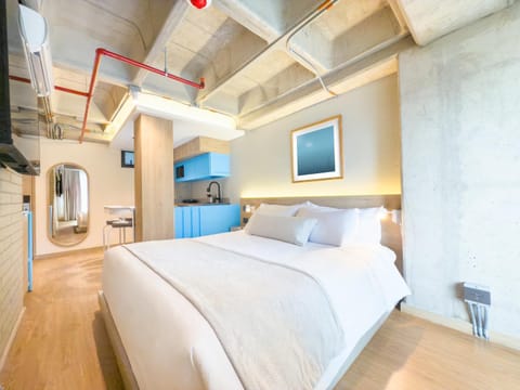 Bed, TV and multimedia, Kitchen or kitchenette, Bedroom, air conditioner
