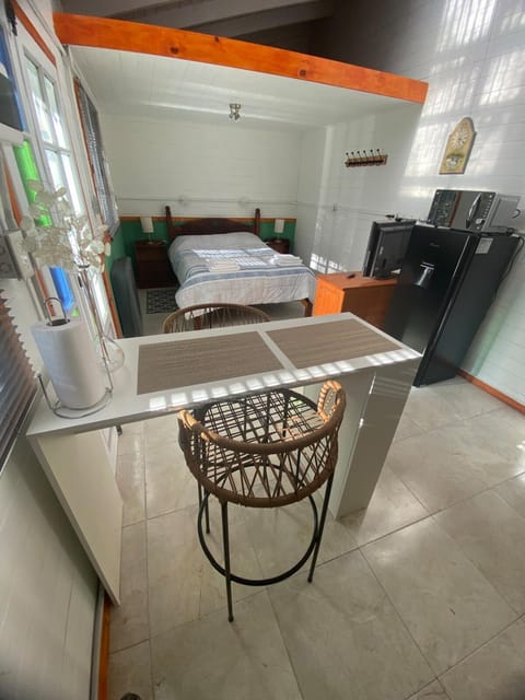 Photo of the whole room, Dining area, minibar