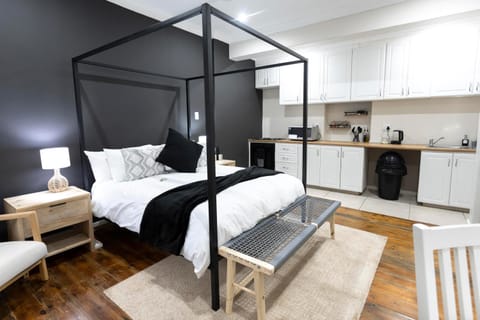 Bed, Coffee/tea facilities, Kitchen or kitchenette, Photo of the whole room, Bedroom, oven, stove