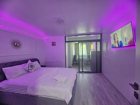 Bed, TV and multimedia, Photo of the whole room, Bedroom, towels