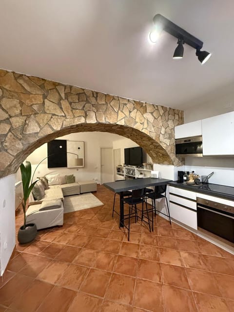 Kitchen or kitchenette, Living room, Seating area, Dining area, fireplace, oven, pet friendly, stove