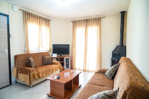 Communal lounge/ TV room, TV and multimedia, Living room, Photo of the whole room, Decorative detail, Seating area, Evening entertainment