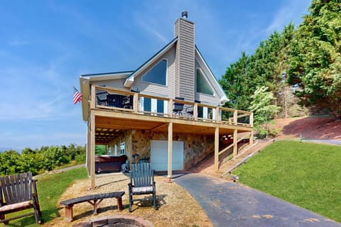 Hot Tub and Stunning Views! Hayesville Retreat House in Tennessee
