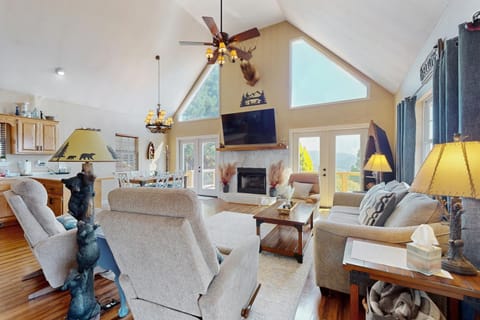 Hot Tub and Stunning Views! Hayesville Retreat House in Tennessee