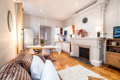 TV and multimedia, Kitchen or kitchenette, Seating area