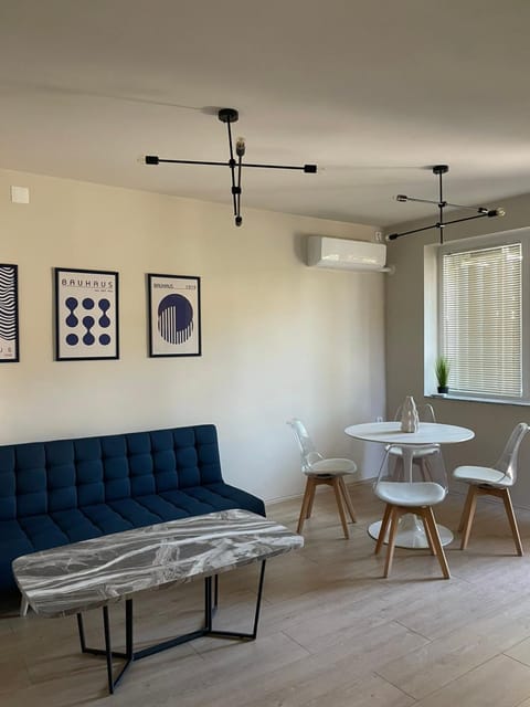 Living room, Seating area, Dining area, air conditioner