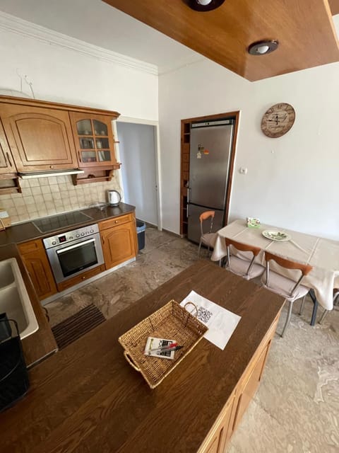 Kitchen or kitchenette, Dining area, oven, stove