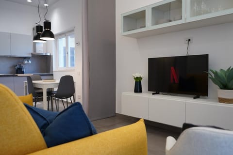 Communal lounge/ TV room, TV and multimedia, Kitchen or kitchenette, Living room, Seating area, Dining area