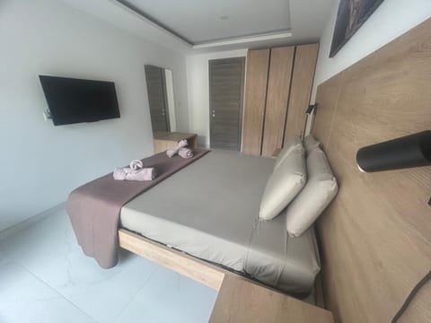 Bed, TV and multimedia, Bedroom, wardrobe