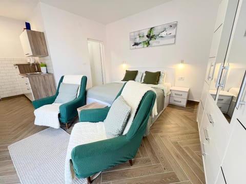 Kitchen or kitchenette, Seating area