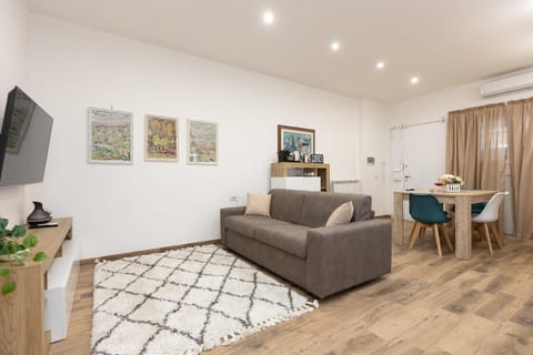 Living room, Photo of the whole room, Seating area, Dining area, Lunch