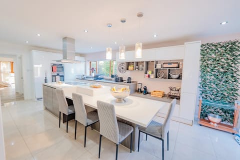 Kitchen or kitchenette, Living room, Seating area, Dining area, pet friendly, stove