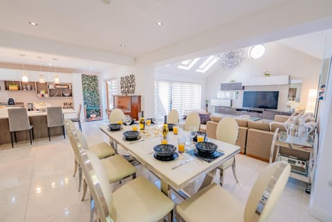 TV and multimedia, Kitchen or kitchenette, Living room, Food and drinks, Seating area, Dining area, Evening entertainment, Food