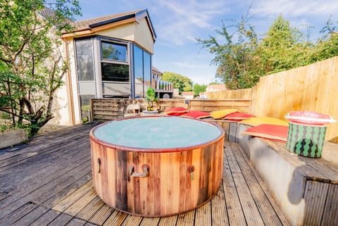 Patio, Day, Hot Tub, Dining area