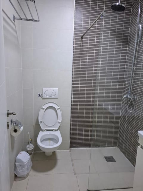 Shower, Toilet
