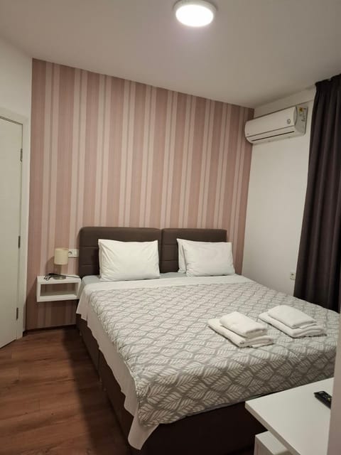 Bed, TV and multimedia, Photo of the whole room, towels, wardrobe, air conditioner