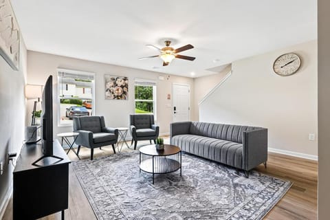 Elegant Escape Near Six Flags with WiFi, AC House in Mableton