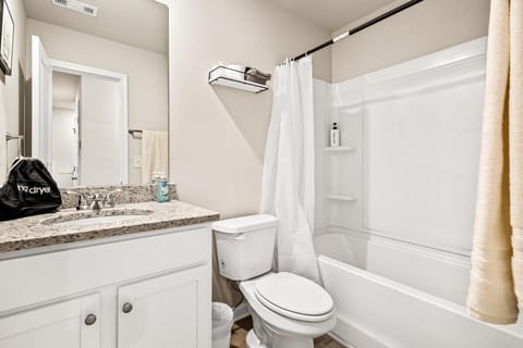 Elegant Escape Near Six Flags with WiFi, AC House in Mableton