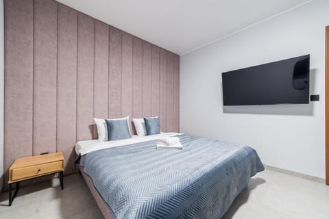 Bed, TV and multimedia, Photo of the whole room, Evening entertainment, Bedroom
