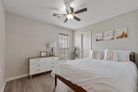 Family Oasis In Jonesboro! 4Bd, 2Ba house High Speed WiFi! Villa in Jonesboro