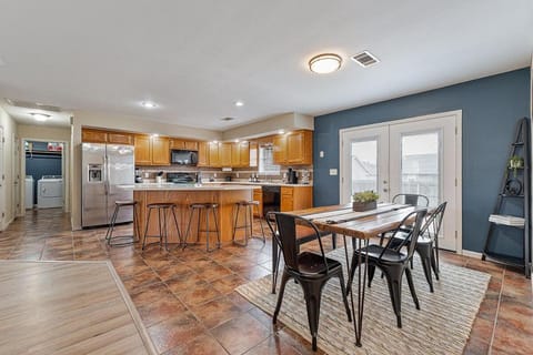 Family Oasis In Jonesboro! 4Bd, 2Ba house High Speed WiFi! Villa in Jonesboro