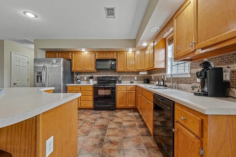 Family Oasis In Jonesboro! 4Bd, 2Ba house High Speed WiFi! Villa in Jonesboro