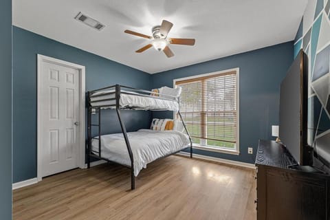 Family Oasis In Jonesboro! 4Bd, 2Ba house High Speed WiFi! Villa in Jonesboro