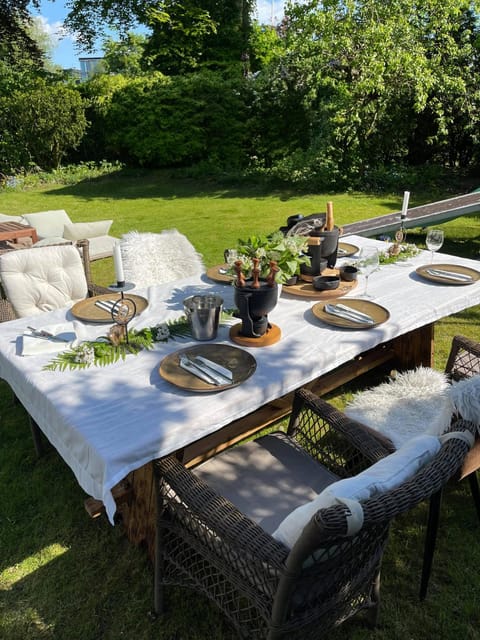 Garden, Seating area, Dining area