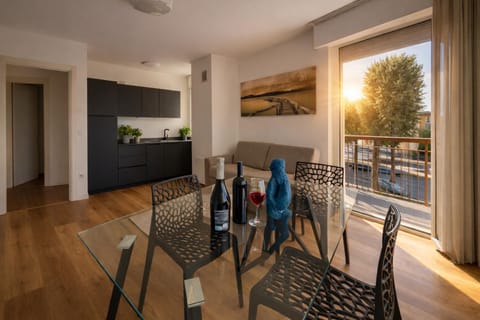 Kitchen or kitchenette, Living room, Seating area, Dining area