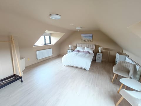 Photo of the whole room, Seating area, Bedroom
