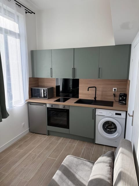 Coffee/tea facilities, Kitchen or kitchenette, oven, stove, washing machine