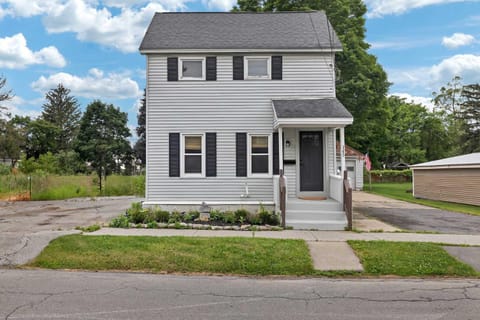 Charming Family Saratoga Home Walk to Track & Downtown House in Saratoga Springs