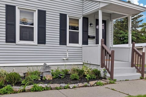 Charming Family Saratoga Home Walk to Track & Downtown House in Saratoga Springs