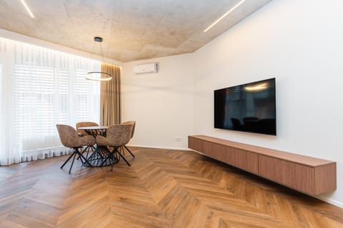 Communal lounge/ TV room, TV and multimedia, Living room, Seating area, Dining area, Evening entertainment, air conditioner