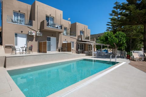 Property building, Patio, Day, Pool view, Swimming pool, sunbed