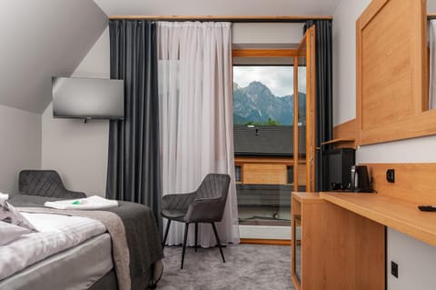 Bed, TV and multimedia, Photo of the whole room, Bedroom, Mountain view