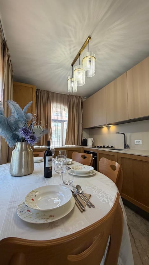 Living room, Food and drinks, Seating area, Dining area, Food