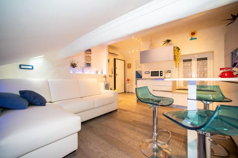 TV and multimedia, Kitchen or kitchenette, Living room, Seating area, Dining area