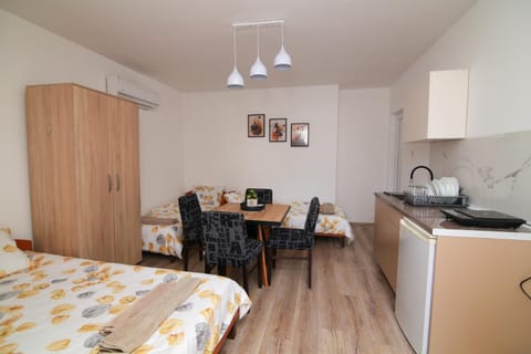 Kitchen or kitchenette, Seating area, Dining area