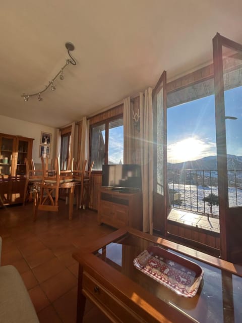 Natural landscape, Balcony/Terrace, Living room, Seating area, Dining area, Mountain view