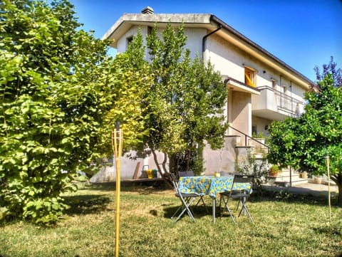 Property building, Facade/entrance, Spring, Day, Neighbourhood, BBQ facilities, BBQ facilities, Garden, Garden, View (from property/room), Balcony/Terrace, Other, Animals, Food, Pets, Pets, Garden view, Garden view, Street view, Area and facilities, children, children, young children, older children