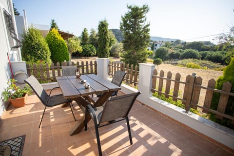 Natural landscape, Balcony/Terrace, Dining area
