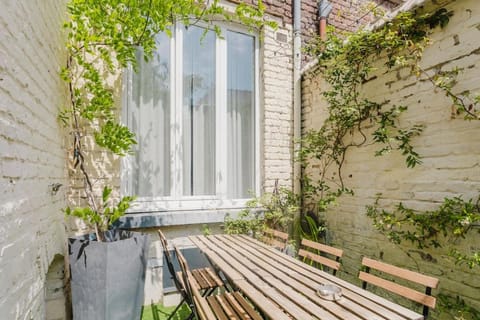 Patio, Day, Balcony/Terrace, Garden view