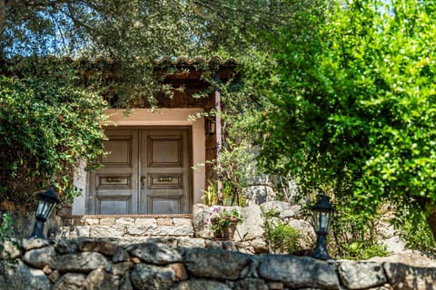 Property building, Facade/entrance, Garden