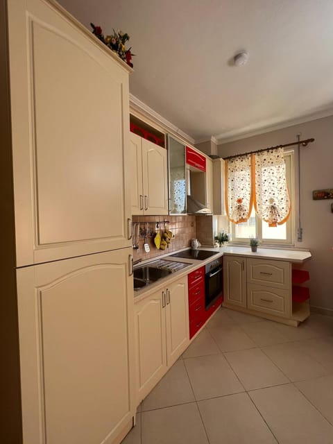Kitchen or kitchenette, oven, pet friendly, stove