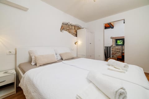 Bed, Bedroom, towels
