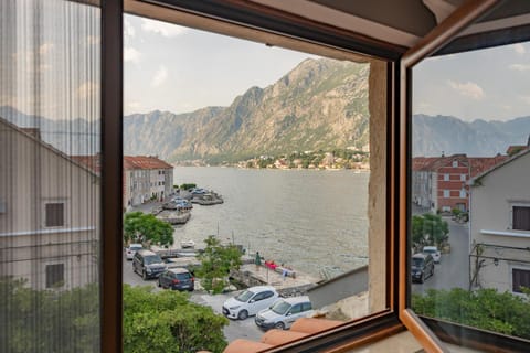 Mountain view, Sea view, Location, Parking