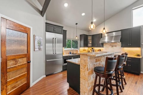 3BR Oasis-Pool-Pickleball-Dog Friendly House in Fredericksburg